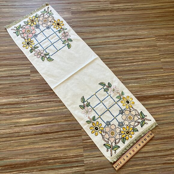 Hand Embroidered Flower Swag Table Runner Vintage Cotton w/ Fringe Ends 15x46" - Picture 2 of 9